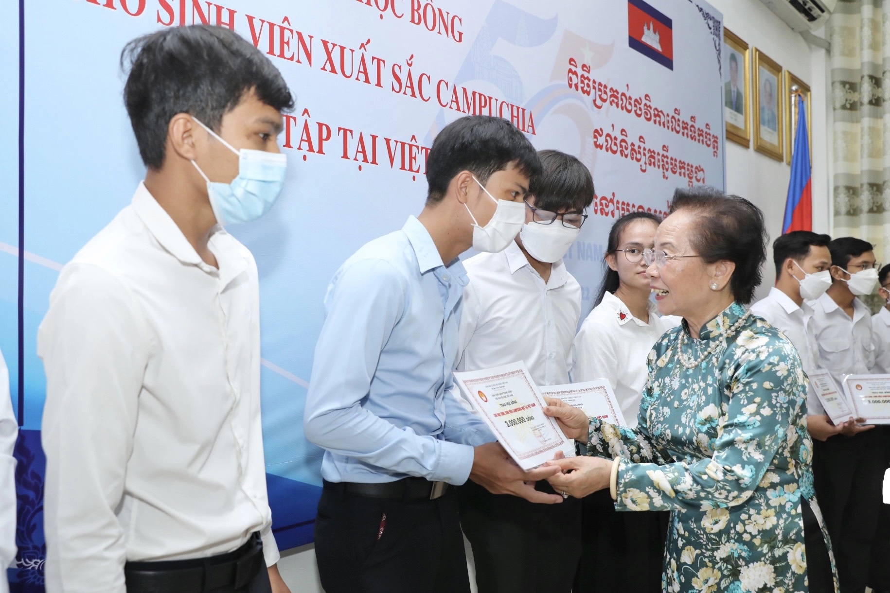 Hội Khuyến học Việt Nam trao 100 suất học bổng cho sinh viên Campuchia đang học tập tại Việt Nam