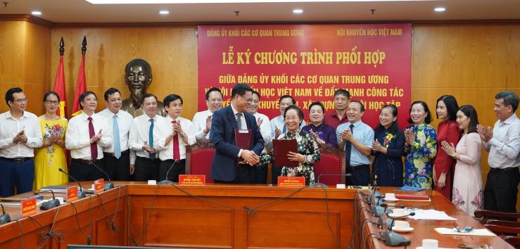 Ký chương trình phối hợp giữa Đảng uỷ khối các cơ quan Trung ương và Hội Khuyến học Việt Nam