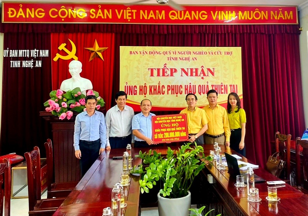 Hội Khuyến học Việt Nam tặng quà hỗ trợ học sinh, giáo viên, các cơ sở giáo dục vùng lũ lụt tỉnh Nghệ An