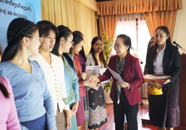 Trung ương Hội Khuyến học Việt Nam trao học bổng cho học sinh, sinh viên Lào xuất sắc đang học tập tại Việt Nam