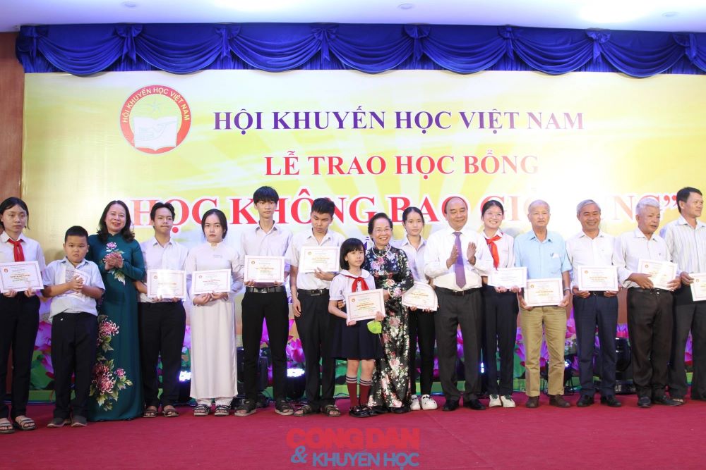 Hội Khuyến học Việt Nam trao 250 suất học bổng 