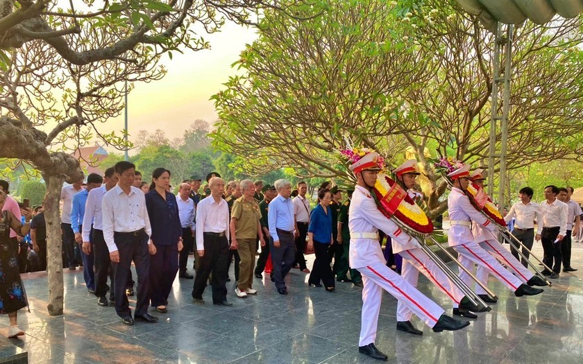 Chủ tịch Hội Khuyến học Việt Nam dâng hương tri ân liệt sĩ Điện Biên Phủ, trao tặng học bổng cho học sinh Điện Biên