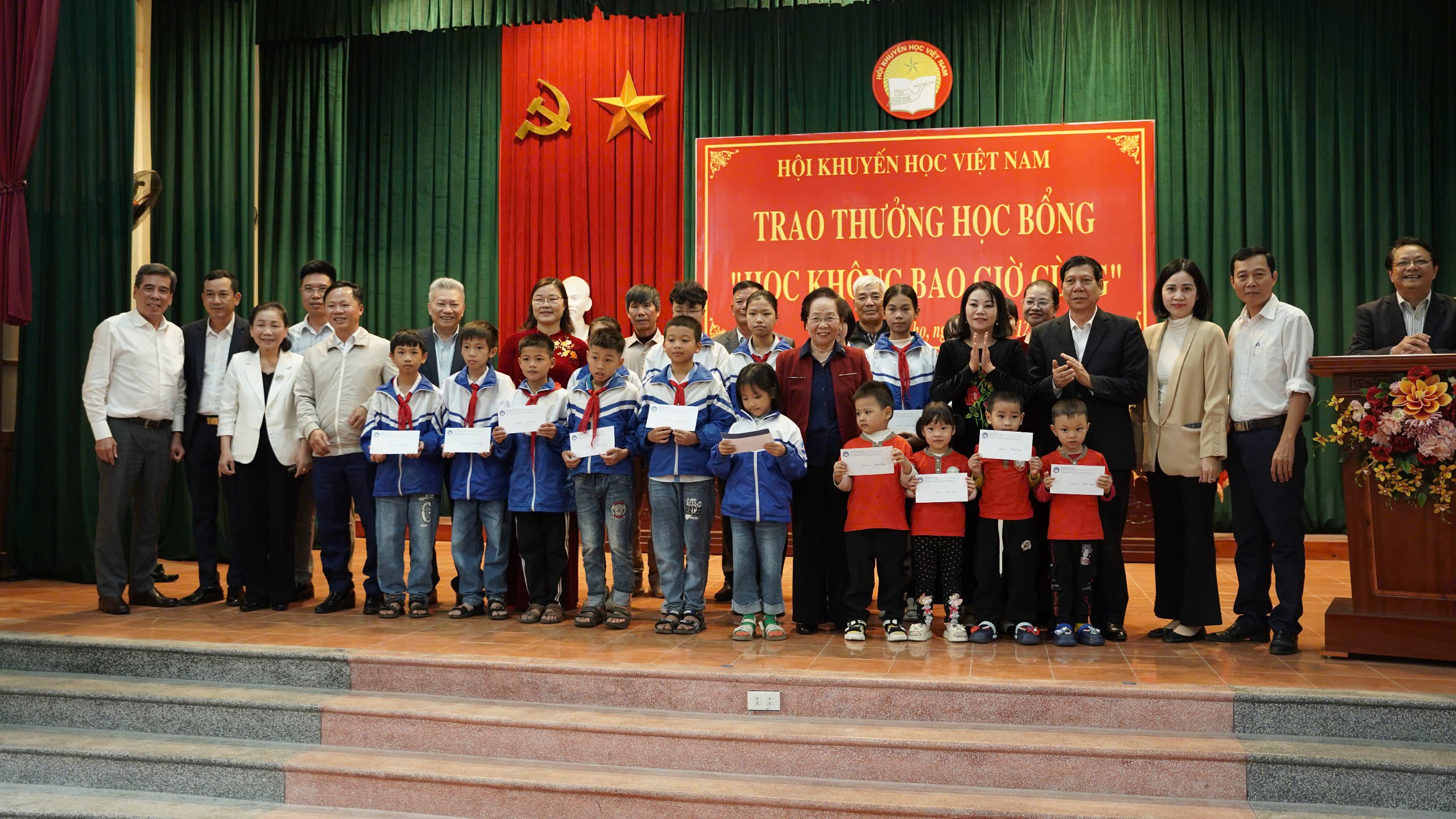 Khảo sát Trung tâm học tập cộng đồng và trao học bổng Học không bao giờ cùng tại Thái Bình