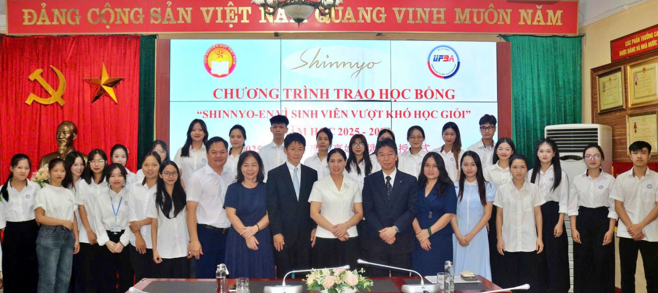Quỹ Khuyến học Việt Nam trao học bổng cho sinh viên vượt khó Trường Đại học Tài chính - Quản trị kinh doanh